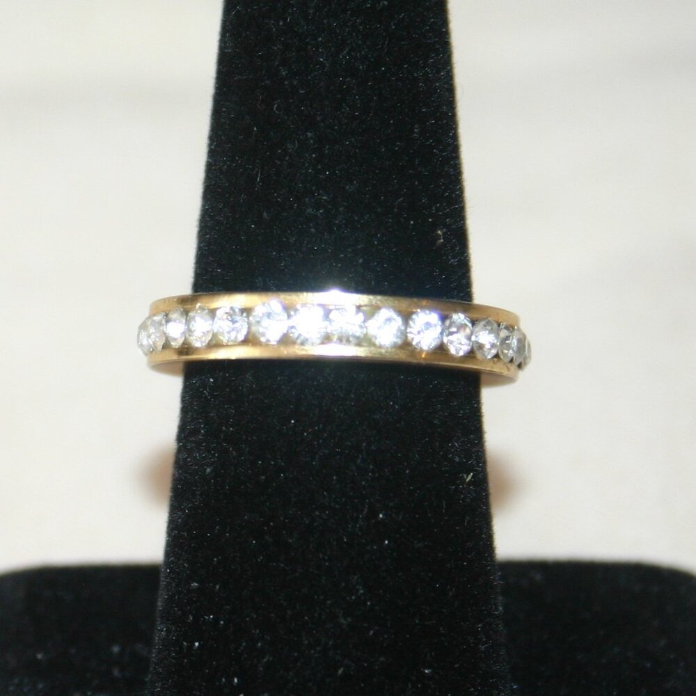 Ladies' Gold Tone Fashion Ring with Circle of Glass Diamonds SZ 8  RG24